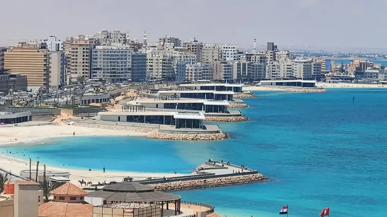 استقرار نسبي في الأحوال الجوية بمطروح بعد تعرضها لأمطار غزيرة وعاصفة ترابية